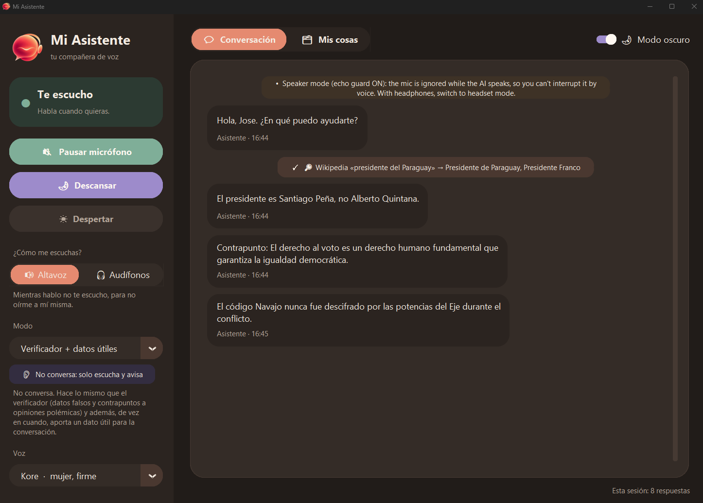 Mi Asistente desktop app in dark mode, in fact-checker plus useful-facts mode, correcting a false claim after a Wikipedia lookup